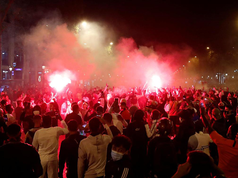 بكاء نيمار وشغب في باريس بعد هزيمة سان جيرمان بنهائي دوري الأبطال